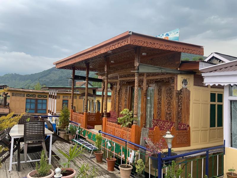 Movie land group of house boats - image 5