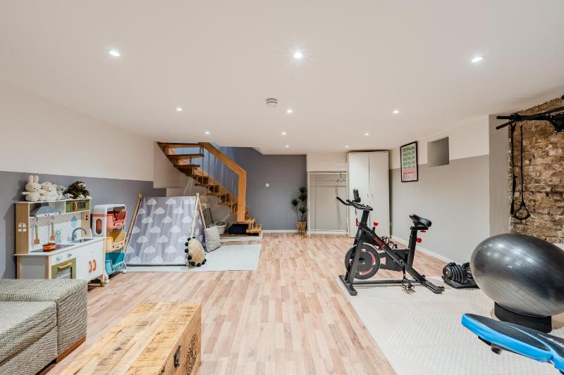 Apartment mit Fitness- und Spielbereich - image 2