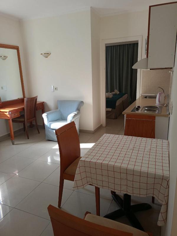 One-Bedroom Apartment with Sea View (4 Adults) image 2
