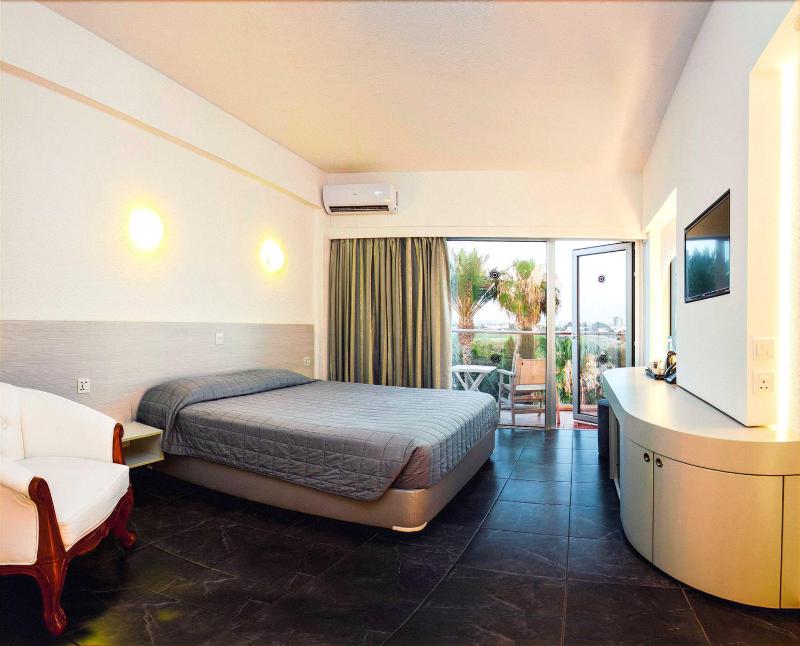 Superior Double Room - Inland View with Balcony image 3