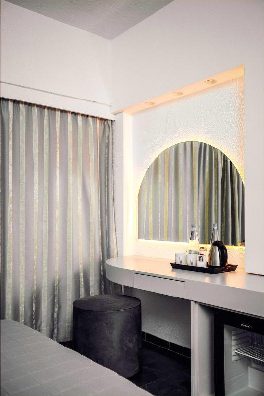 Superior Double Room - Inland View with Balcony image 4