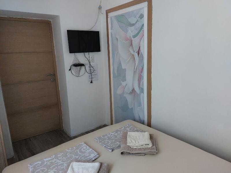 Double Room with Shared Bathroom image 4