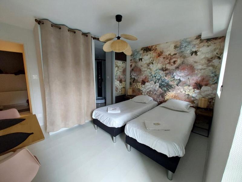 Studio with Terrace image 2