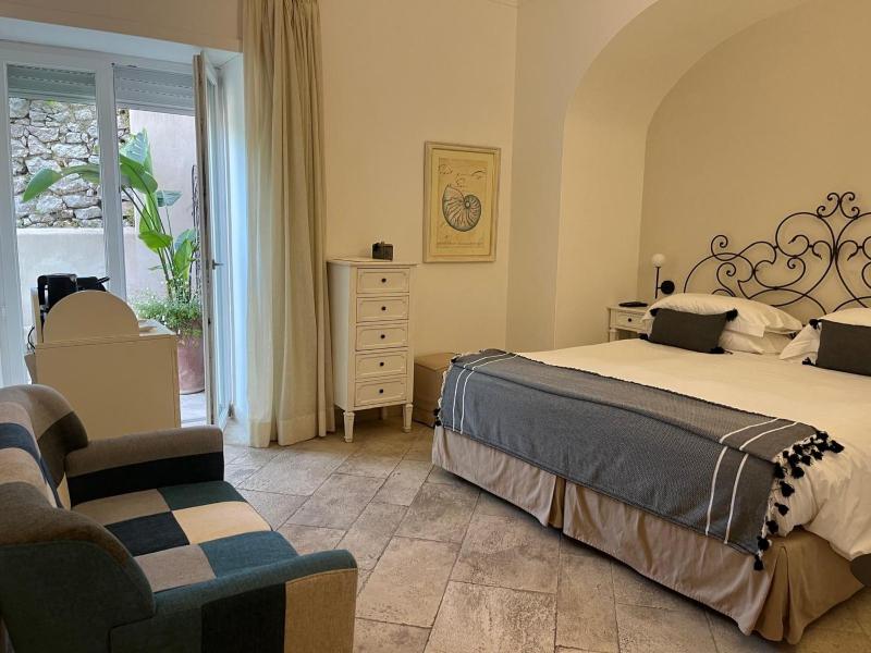 Double Room with Terrace image 3
