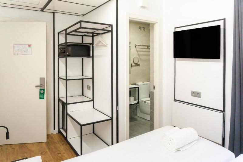 Small Twin Room image 2