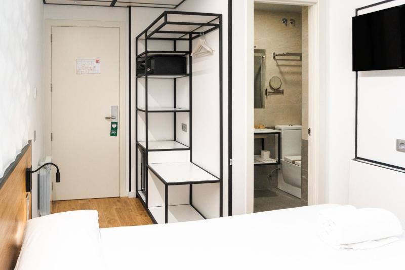 Small Twin Room image 4