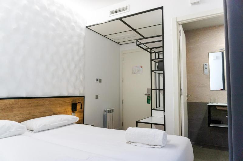 Small Twin Room image 3