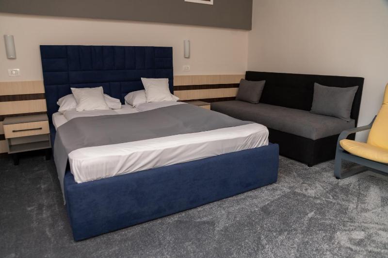 Deluxe Family Room (2 Adults + 1 Child) image 4