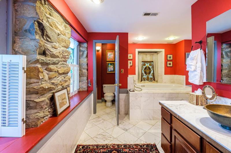 Deluxe Suite with Spa Bath image 4