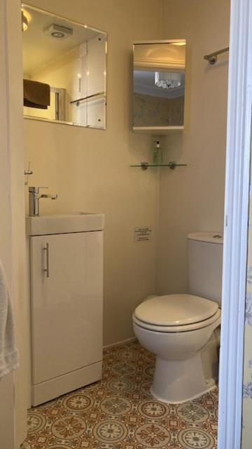 Double Room with Private Bathroom image 1