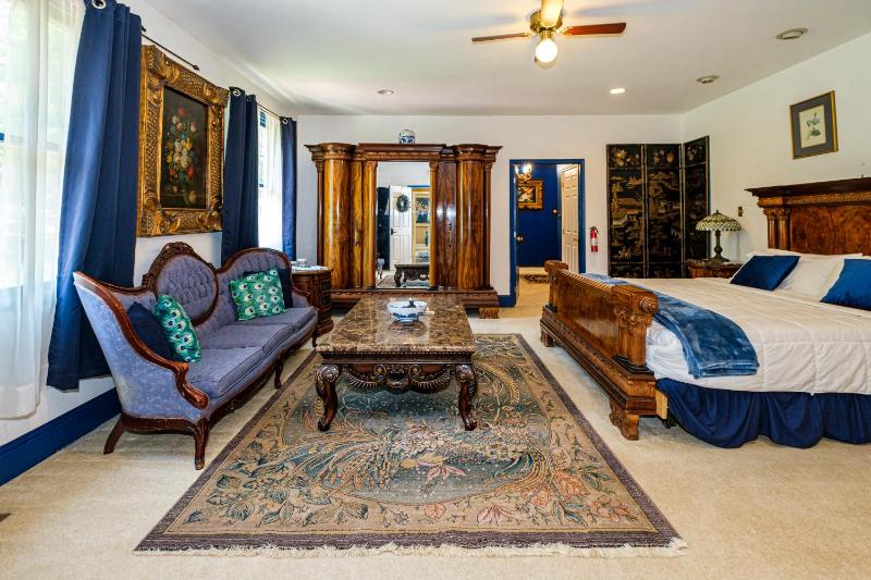 Deluxe King Suite image 2