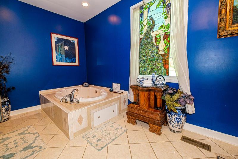 Deluxe King Suite image 3