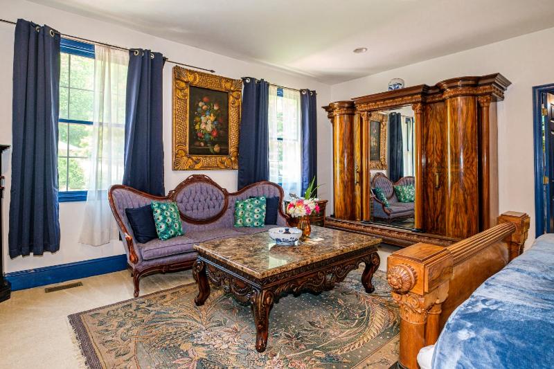 Deluxe King Suite image 4