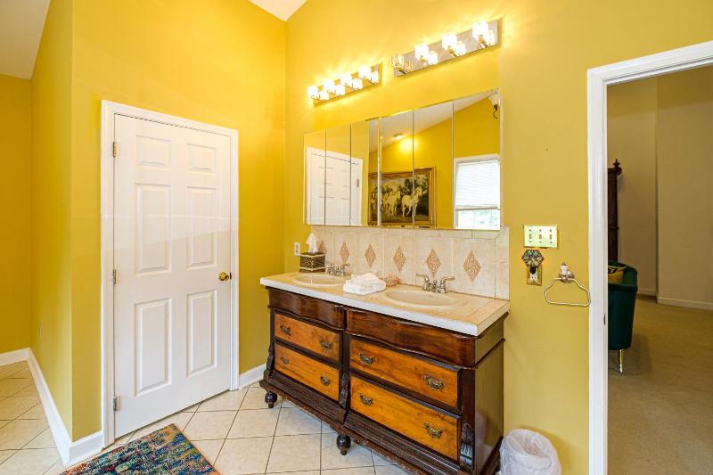 King Suite with Balcony image 3