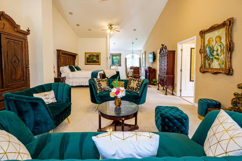 King Suite with Balcony image 4