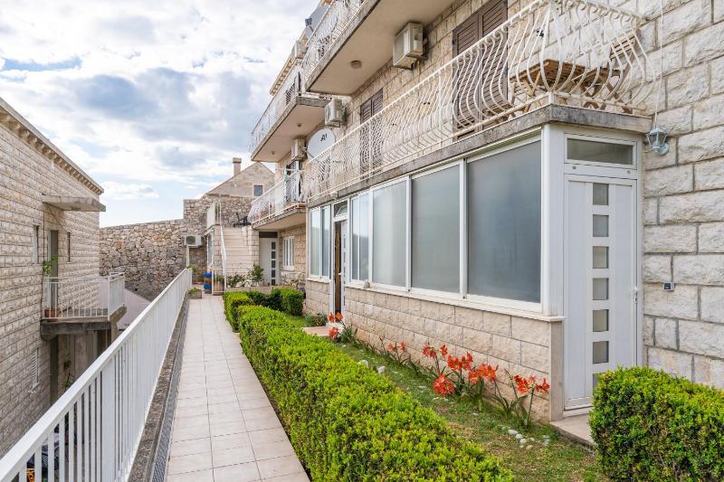 Two-Bedroom Apartment with Balcony and Sea View image 2