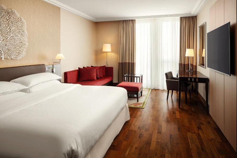 Classic, Guest room, 1 King image 3