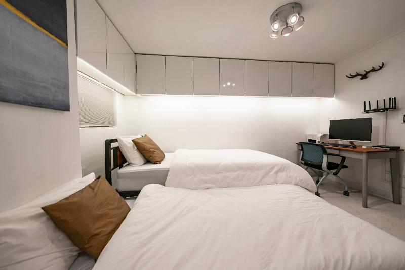 JTS Tailored Service Studio near Hyehwa Station - image 13