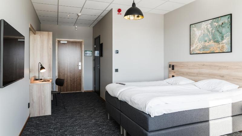 Superior Twin Room image 3