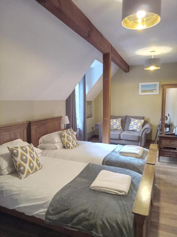 Twin Room with Bathroom image 1
