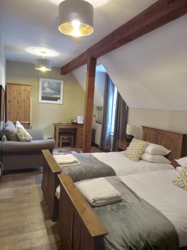 Twin Room with Bathroom image 3