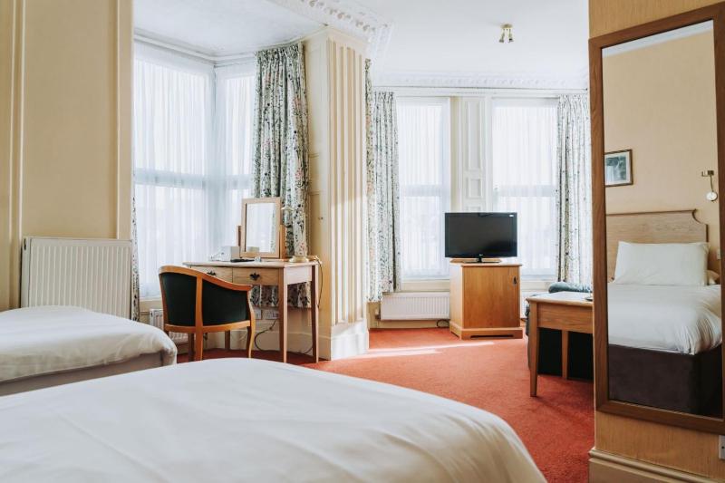 Deluxe Double or Twin Room image 1