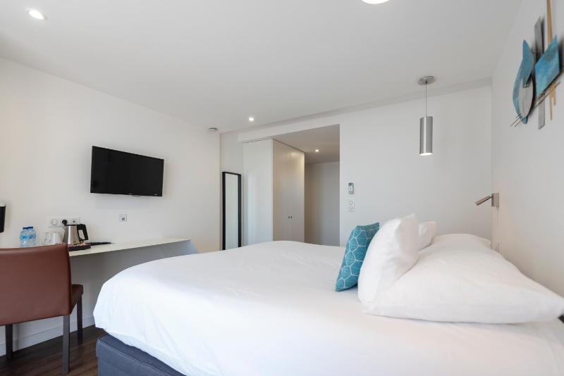 Premium room with Side Sea View and Access to Wellness Centre image 1