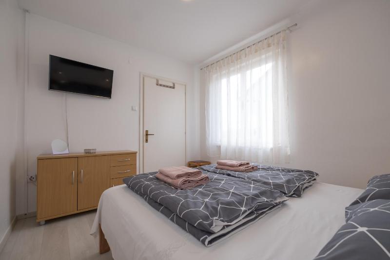 Apartments Lovorik - image 8