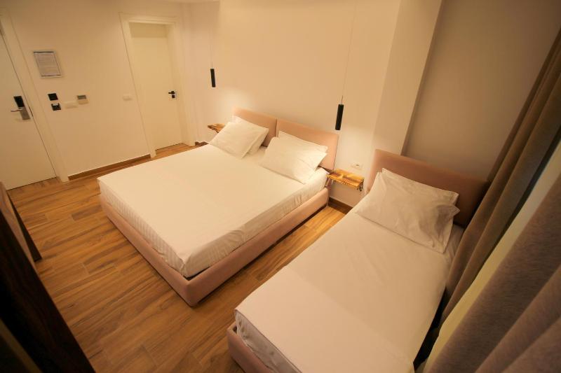 Economy Triple Room image 2