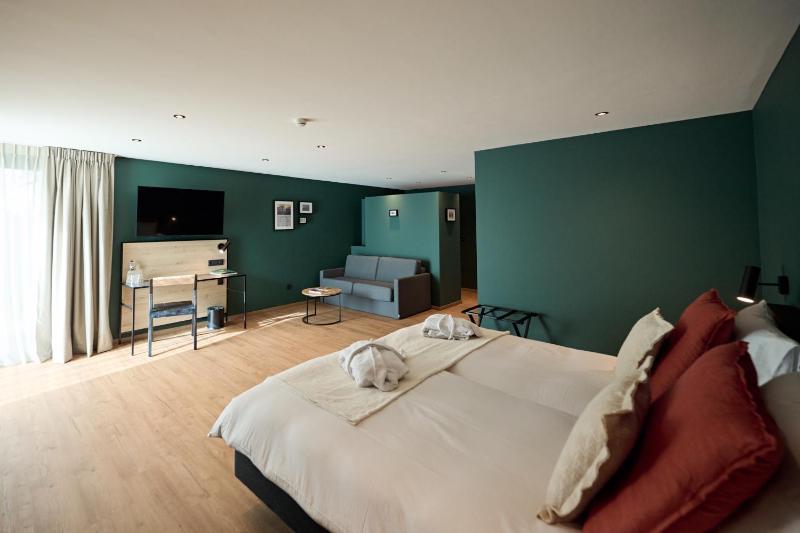 Suite with Garden View image 1