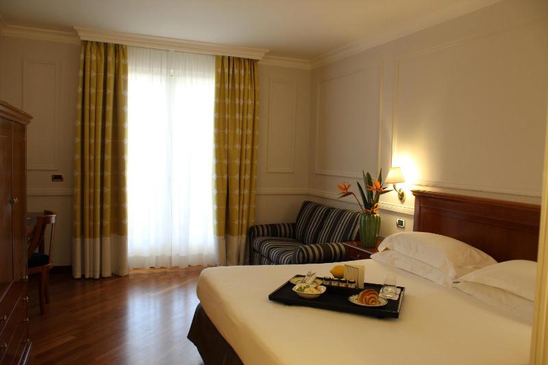 Deluxe Double Room with Balcony image 4