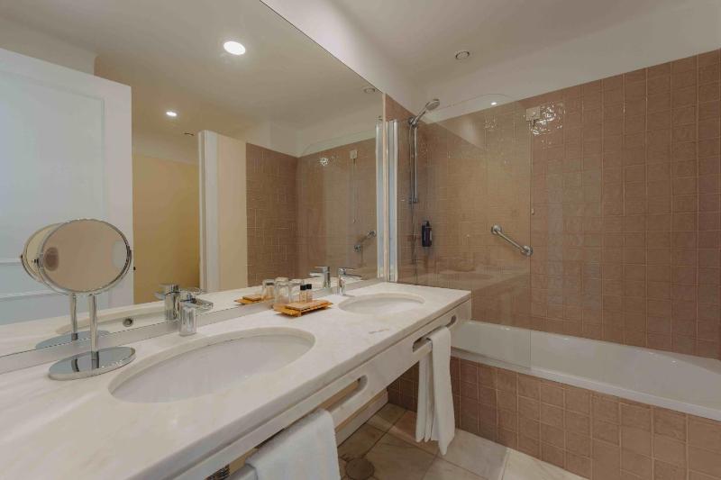 Superior Double or Twin Room with Balcony and Panoramic View image 4