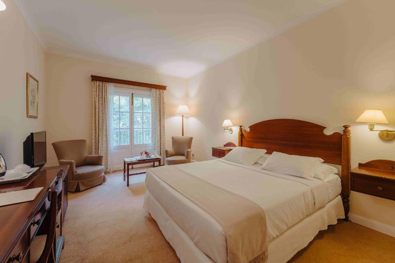 Standard Double or Twin Room with Garden View image 3