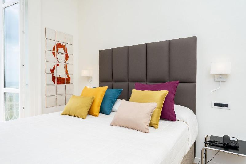 Superior Double Room with Sea View and Spa Bath image 1