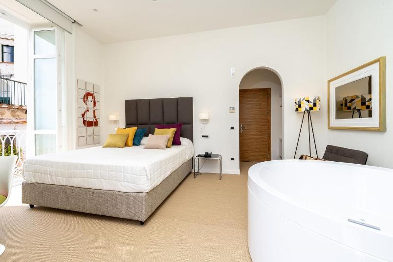 Superior Double Room with Sea View and Spa Bath image 4