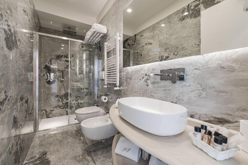 Superior Double Room with Sea View and Spa Bath image 3