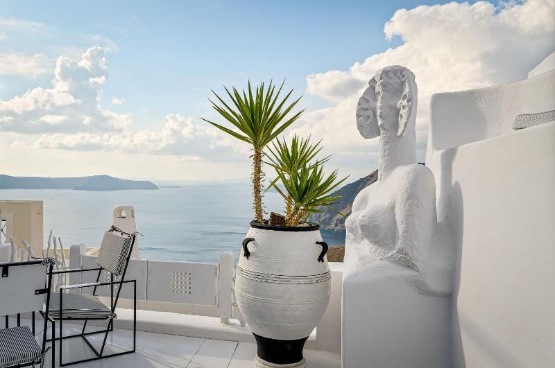 Elegant two-bedroom duplex with Hot Tubs, Private Pool & Caldera View image 3