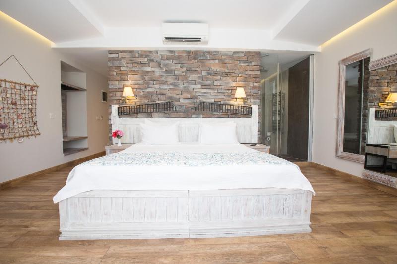 Large Double Room image 4