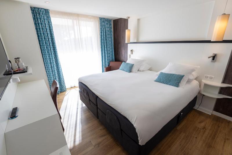 Premium room with Side Sea View and Access to Wellness Centre image 4