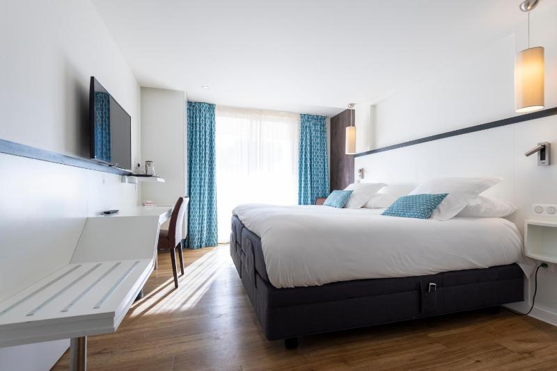 Premium room with Side Sea View and Access to Wellness Centre image 3