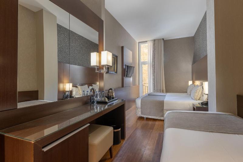 Twin Room with Extra Bed image 3