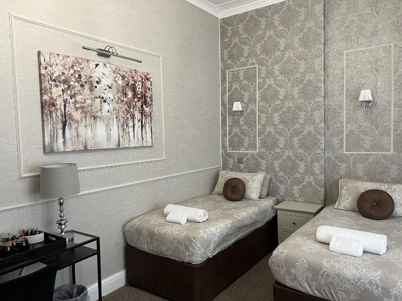 Standard Twin Room with Shared Bathroom image 1