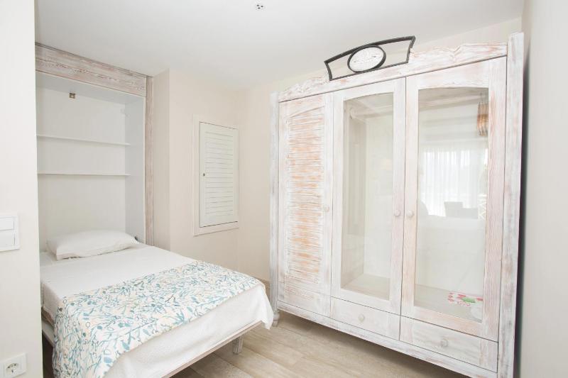 Deluxe Triple Room image 4