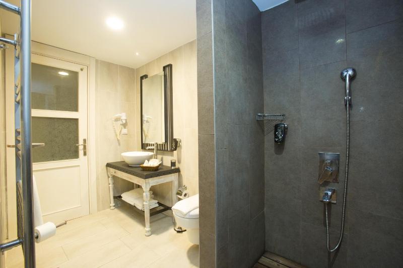 Deluxe Triple Room image 3