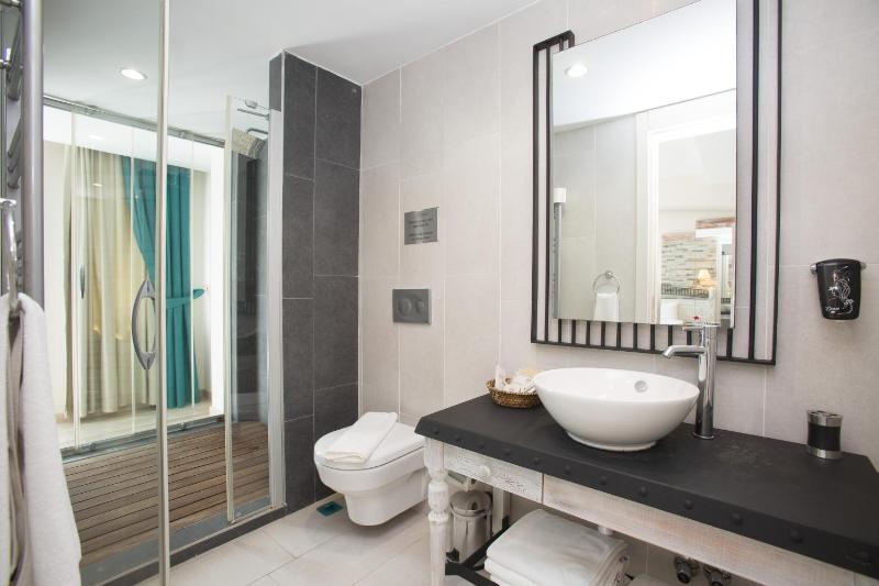 Quadruple Room with Sea View image 4