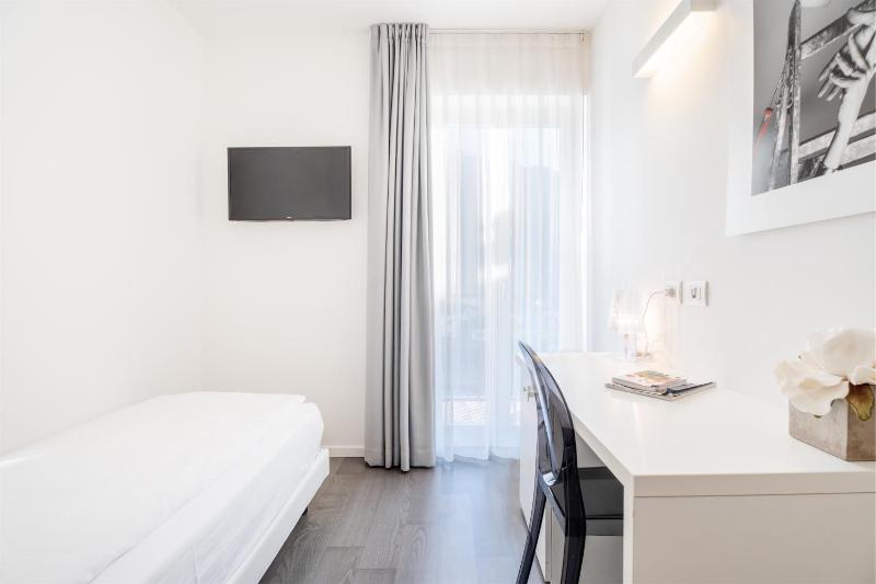 Single Room with Balcony image 4
