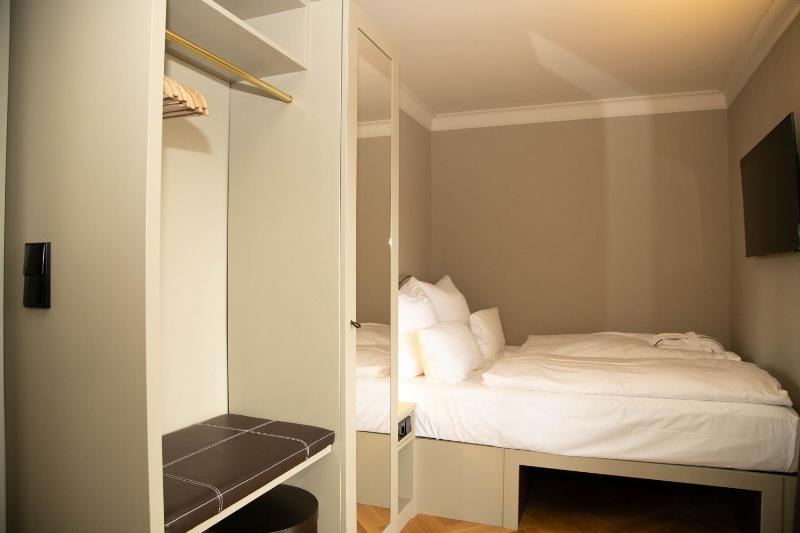 Junior Double Room with Balcony image 3