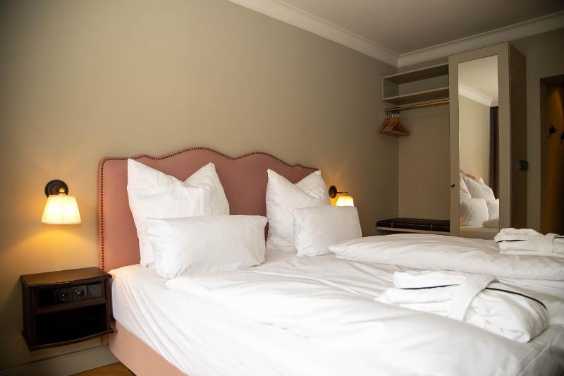 Superior Double Room with Balcony image 3
