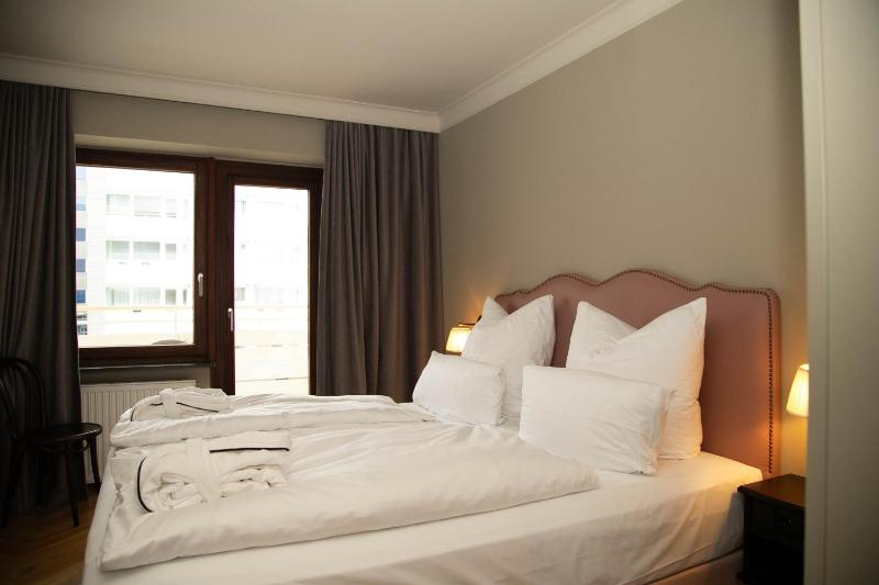 Superior Double Room with Balcony image 4