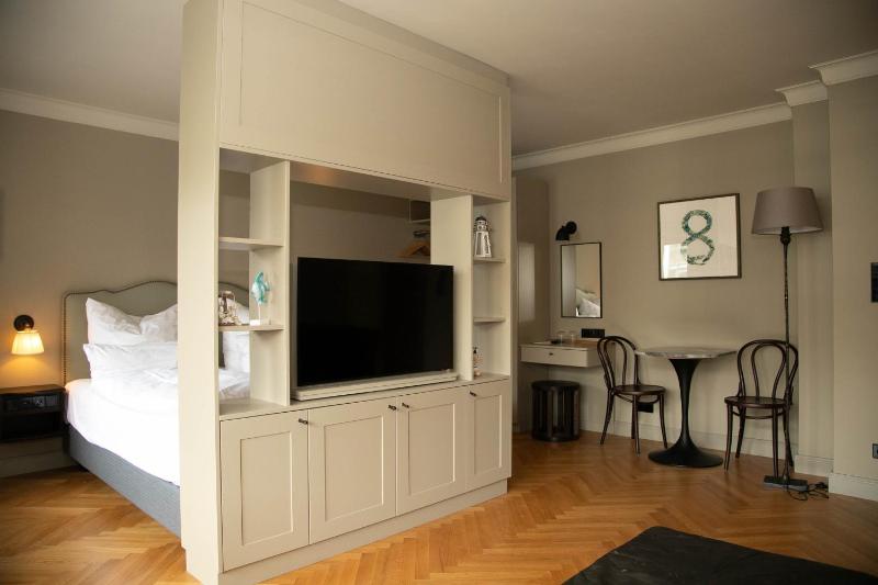 Superior Suite with Balcony image 2